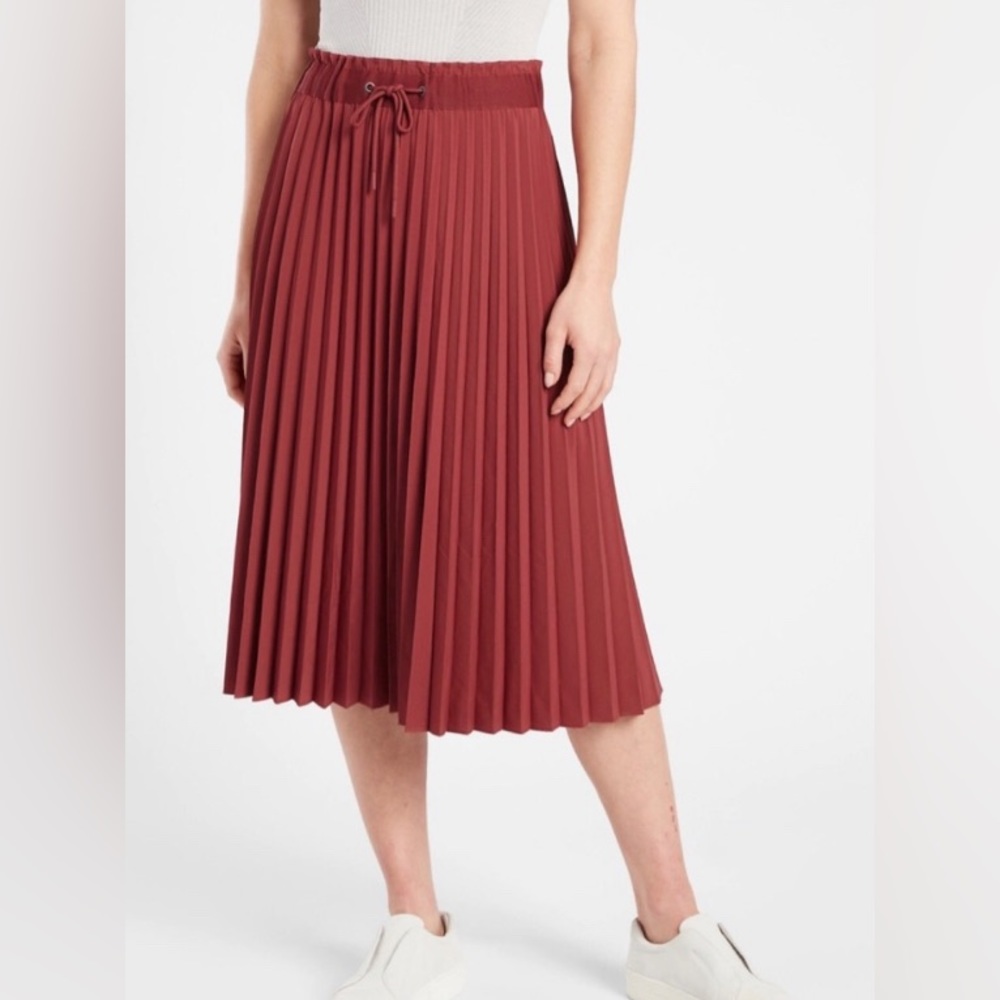 Flirty skirt you can dress up with heels or dress down with sneakers. ❤️